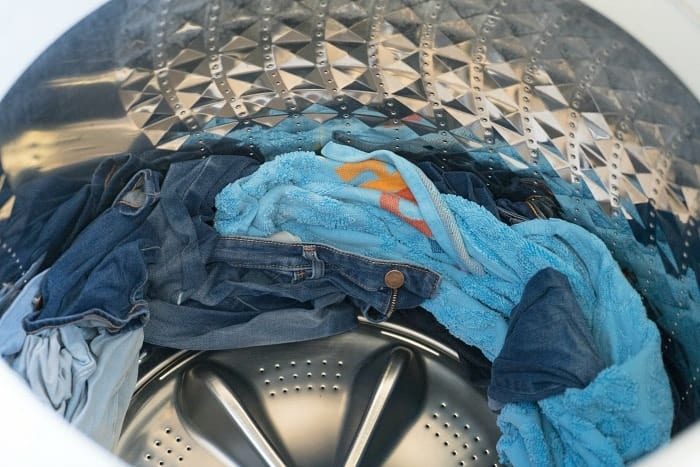 get sweat smell out of clothes 3