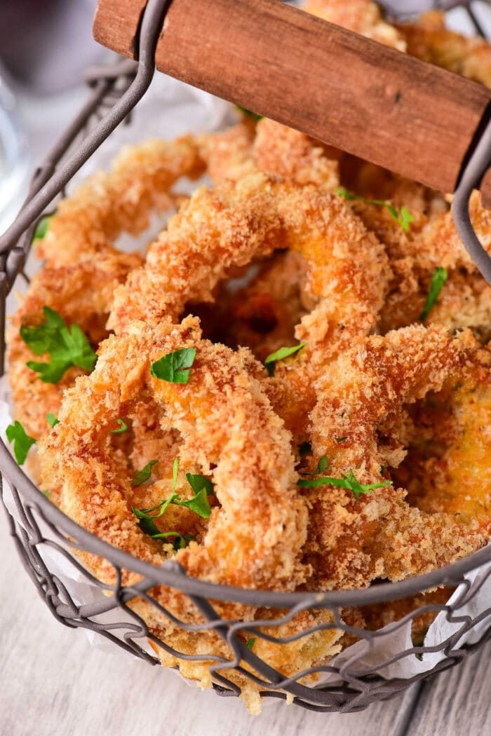 A basket of crispy golden calamari garnished with parsley, reminiscent of Olive Garden's signature appetizers.