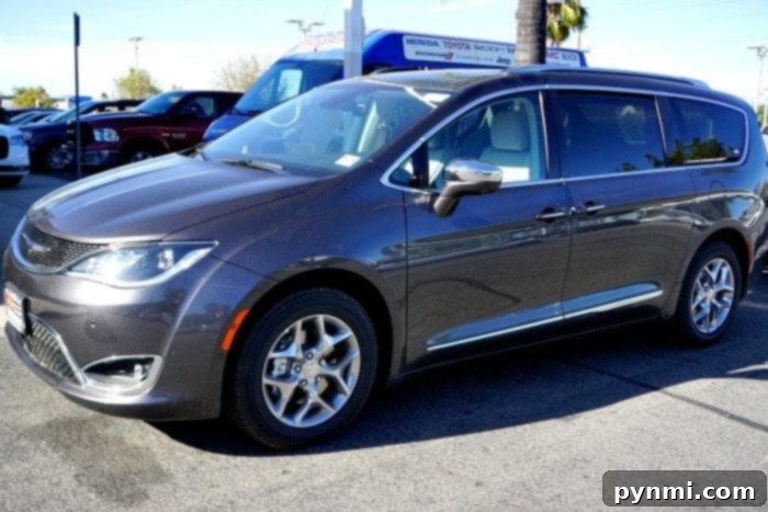 Chrysler Pacifica 2017 front seats